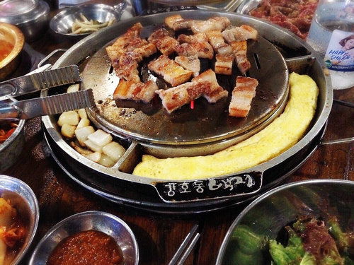 在众多美食中，韩国烤肉以其独特的烹饪技巧、多样化的肉类选择、丰富的配菜、独特的调味品以及社交活动等特点，吸引着世界各地的食客。